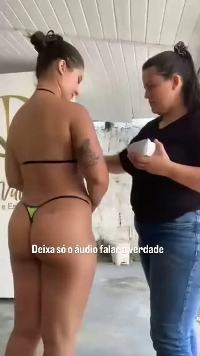 Rose acompanhando uma cliente durante o atendimento de bronze